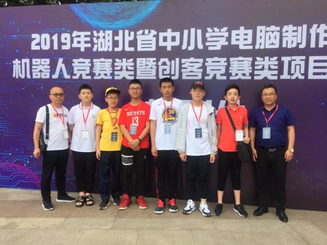 （7）我校参赛队员及带队教师合影.jpg